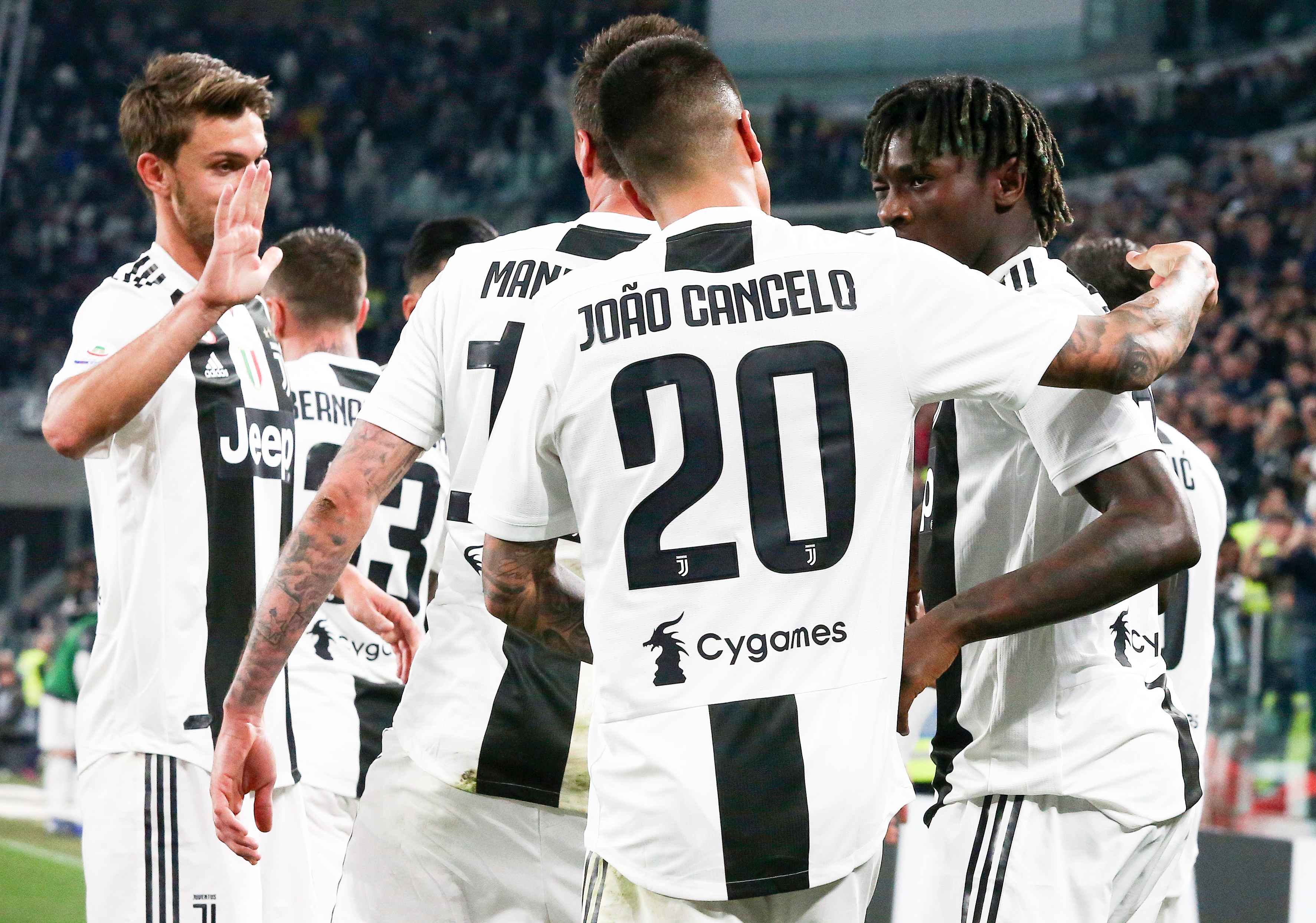 刘军帅晒海牛队与远征军合照：又在末轮完成目标，祝未来可期（刘军帅晒海牛队与远征军合影：再度在末轮达成目标，愿前路可期）