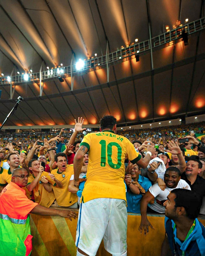 纪念去世的朋友，雅克松的打底衫上写着“安息吧，我的兄弟”（悼念亡友，雅克松穿印有“安息吧，我的兄弟”的打底衫）