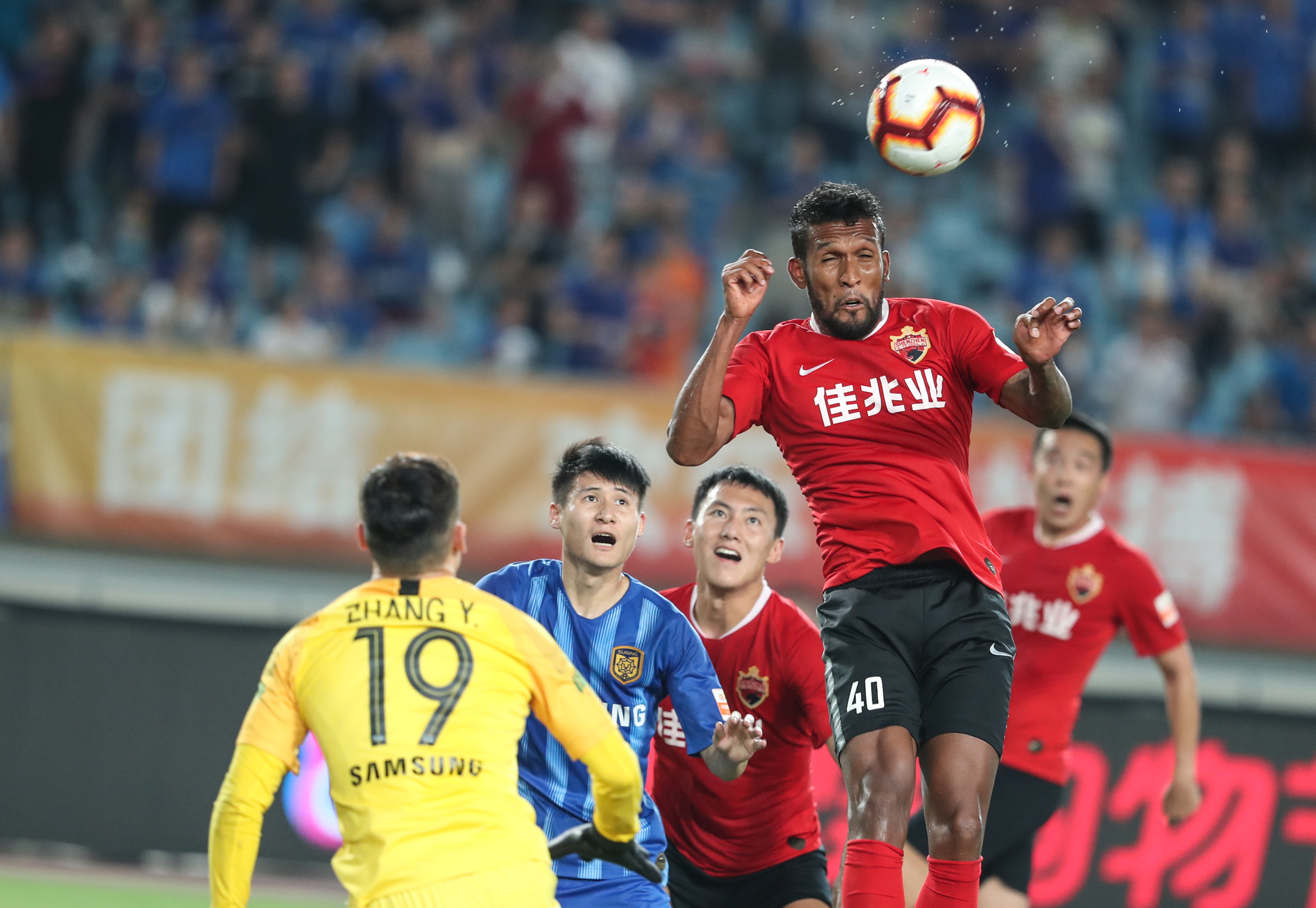 队友送大礼！QPR绝杀功臣疯狂庆祝，下一秒只剩底裤苦笑（队友大赠送！QPR绝杀英雄狂喜庆祝，转眼只剩内裤无奈苦笑）