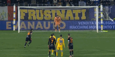 体育报：莱万5场进1球 巴萨管理认为应引进新中锋（体育报：莱万近5战仅1球 巴萨高层考虑引进新中锋）