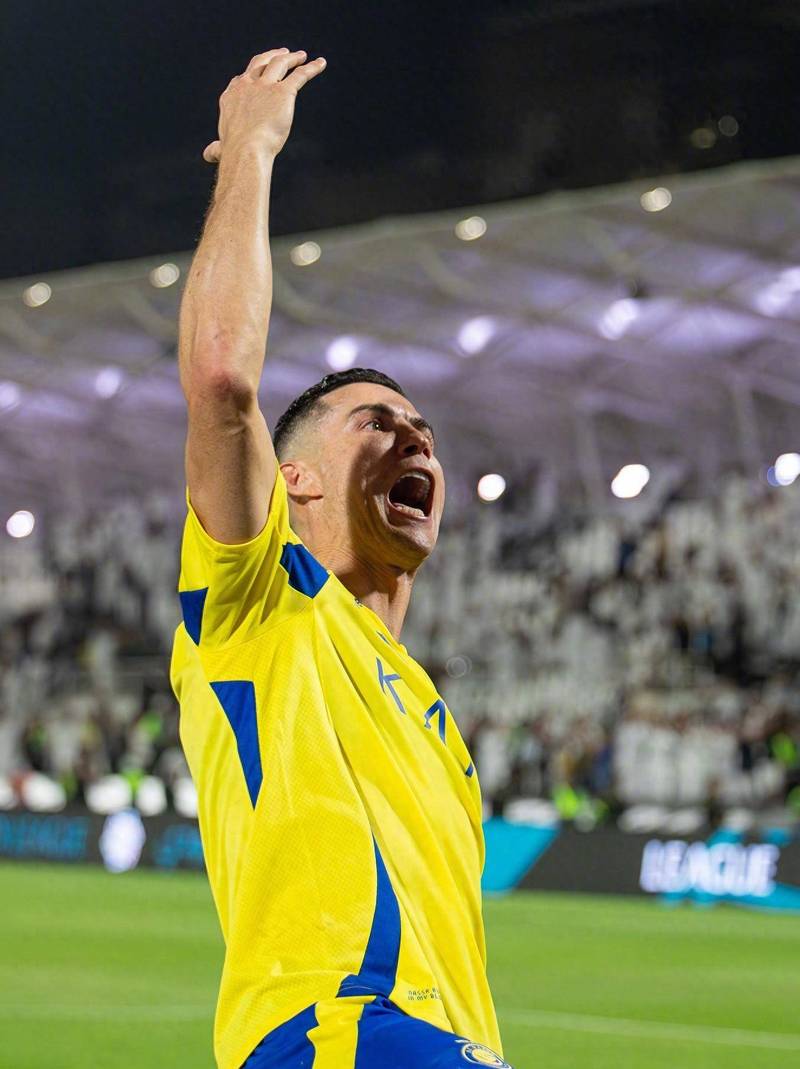 拜仁因球迷燃放烟火被罚，欧冠主场部分看台关闭（因球迷燃放烟花遭处罚，拜仁欧冠主场部分看台被封闭）