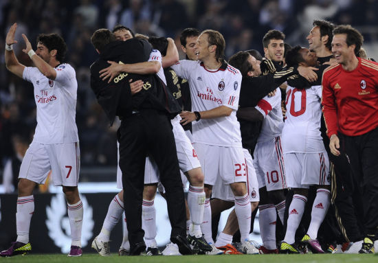 欧文突破防守助攻制胜（欧文强突妙传送出制胜助攻）