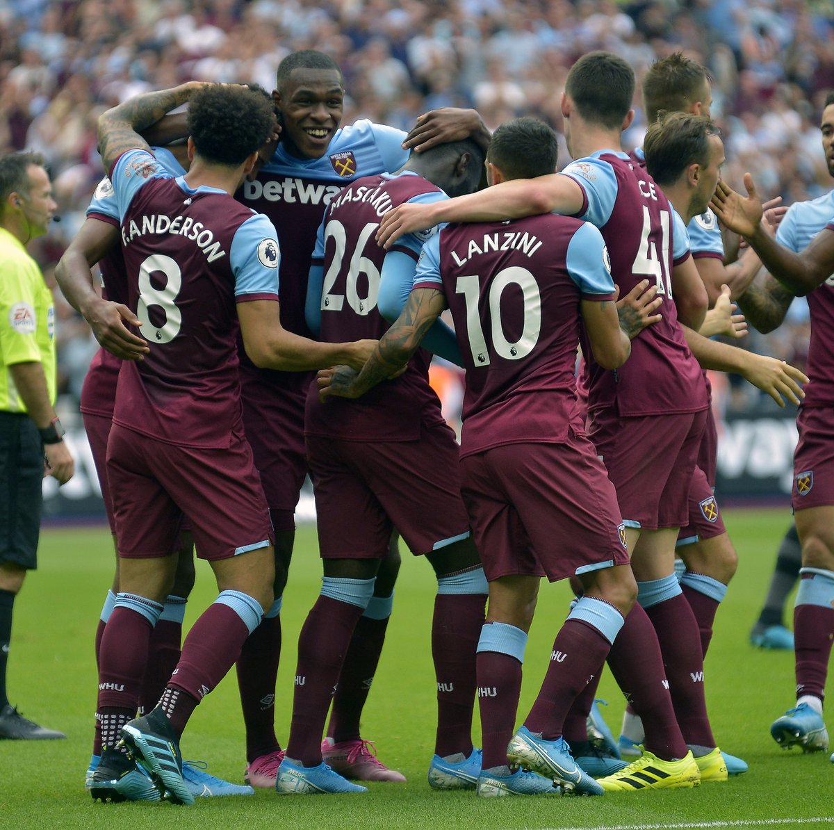 德甲半场：基尼洛斯1射1传，卡德破门，奥格斯堡2-0勒沃库森（德甲半场战报：奥格斯堡2-0领先勒沃库森，基尼洛斯传射建功，卡德破门）