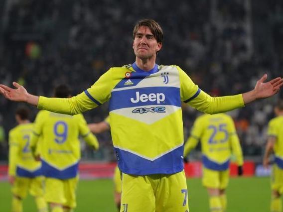 山雨欲来！英超冠军彻底爆了：2功臣炮轰+斯洛特遭兵变 队长表态（风雨将至！英超冠军内忧全面爆发：两大功臣开炮，斯洛特遭更衣室逼宫，队长表态）